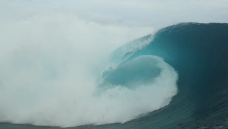 Perfect-barrel-in-slow-motion-Teahupoo-cloudy-day